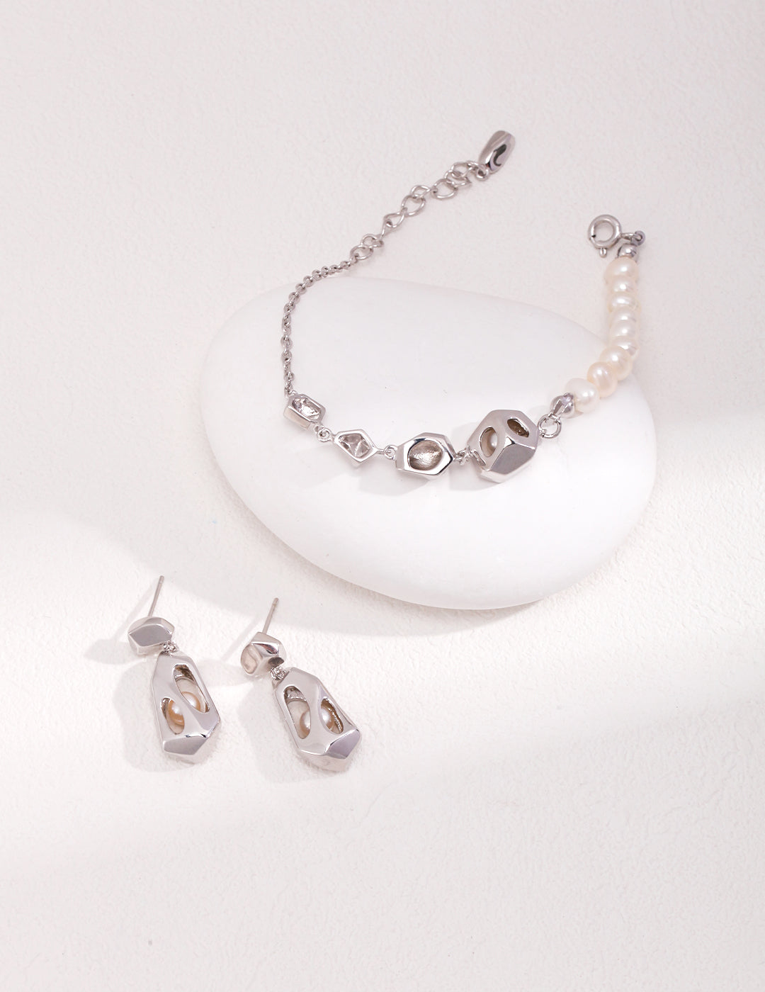 Modern Elegance Pearl and Silver Bracelet Amore Forma