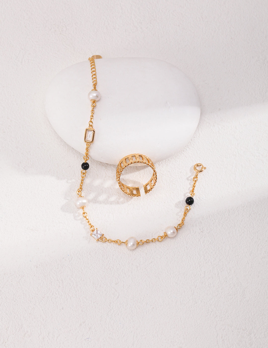 Elegance in Pearls and Gold Bracelet Amore Forma